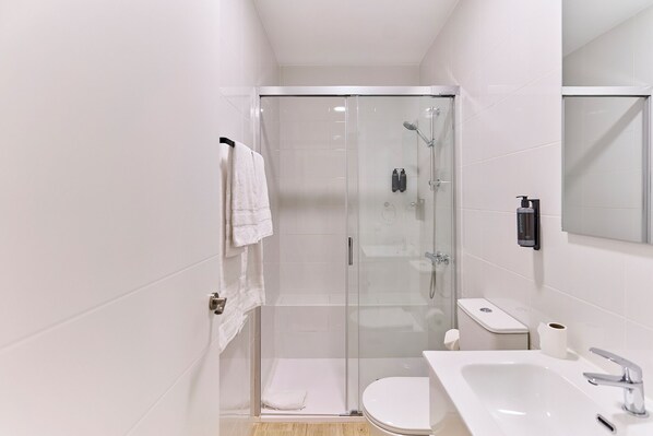 Studio | Bathroom | Shower, hair dryer, towels, soap