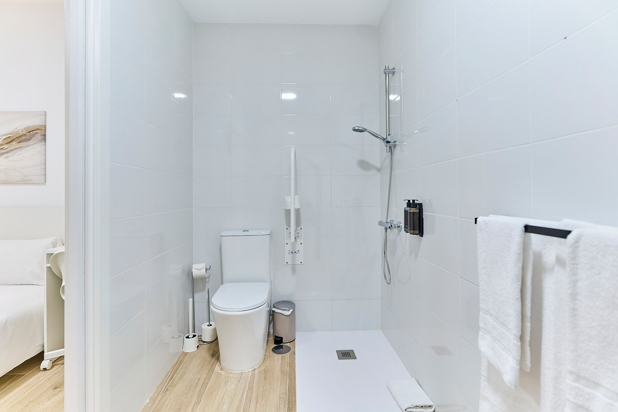 Un baño moderno con inodoro, bidé y ducha.