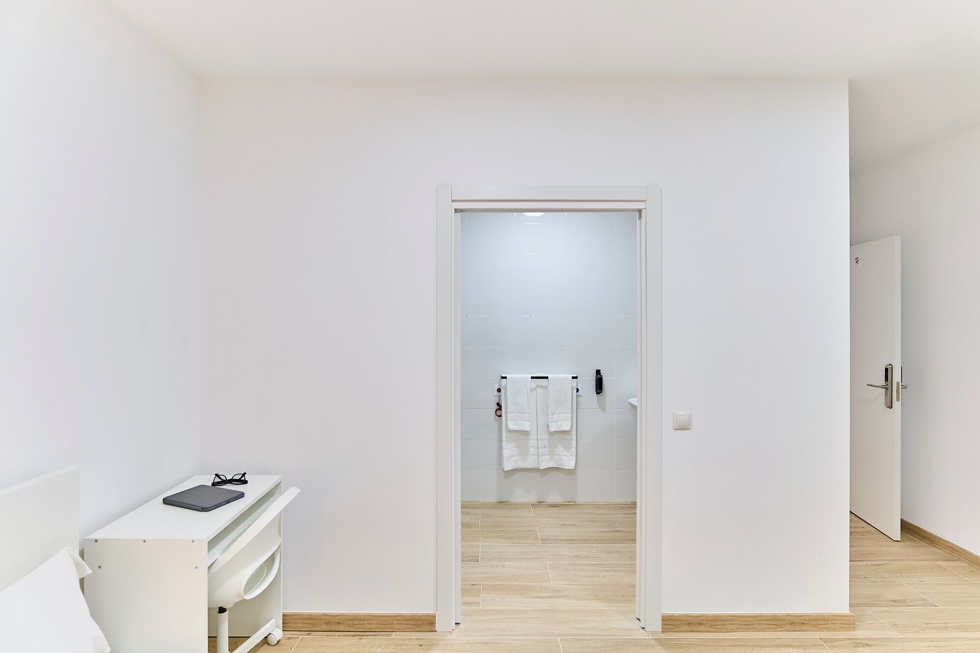 Economy studio | Badkamer | Een douche, een haardroger, handdoeken, zeep