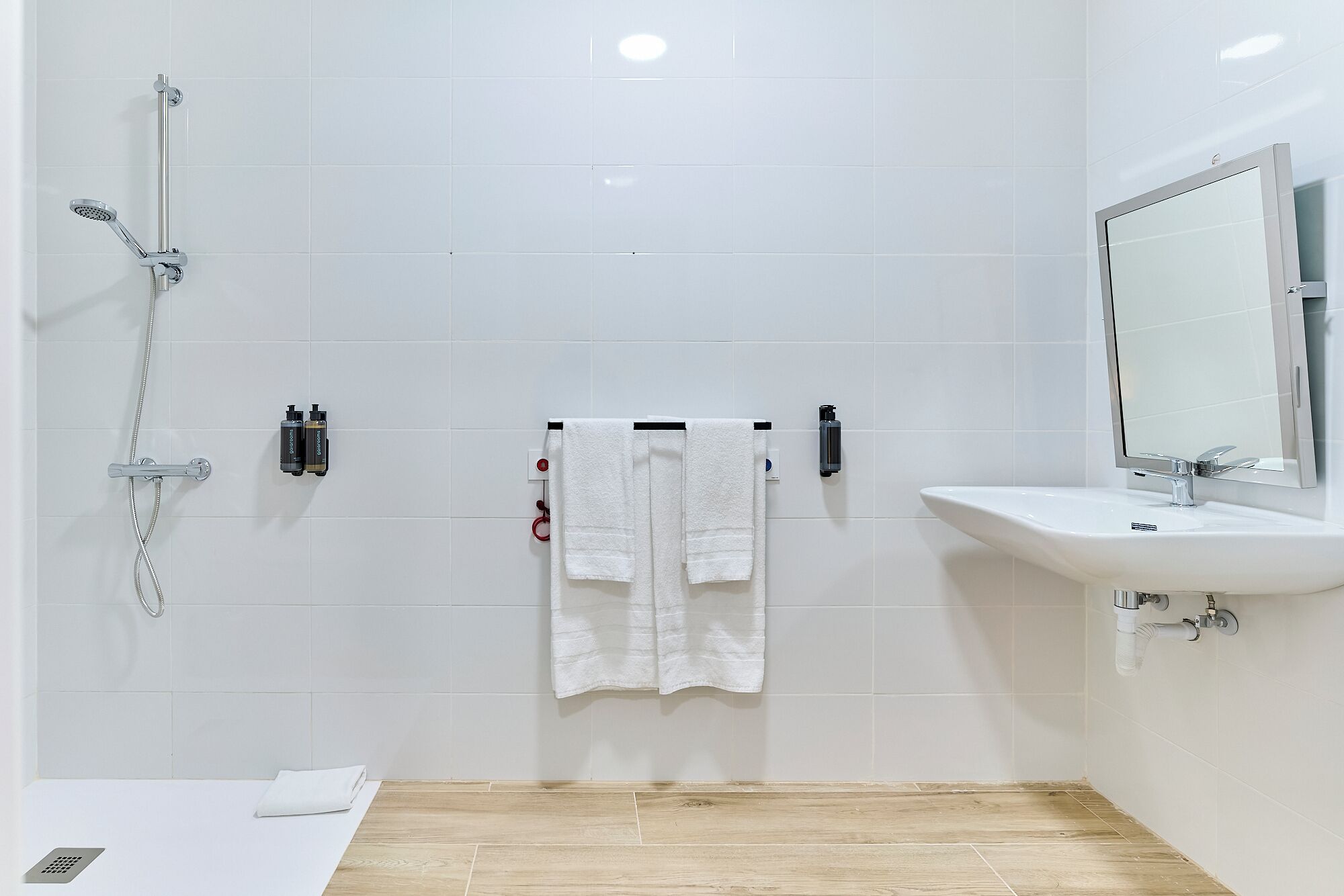 Studio Économique | Salle de bain | Douche, sèche-cheveux, serviettes fournies, savon