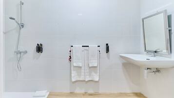 Studio Ăconomique | Salle de bain | Douche, sĂšche-cheveux, serviettes fournies, savon