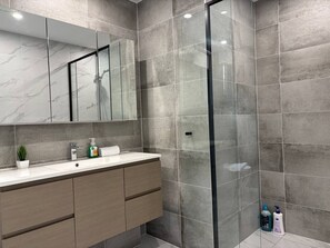 Hair dryer - Warm Marrickville Studio | 10 Min Walk to Train (Marrickville)