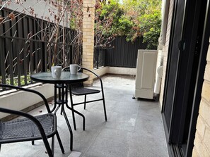 Outdoor dining - Warm Marrickville Studio | 10 Min Walk to Train (Marrickville)