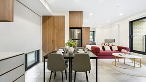 Un apartamento moderno con comedor, cocina y sala de estar.