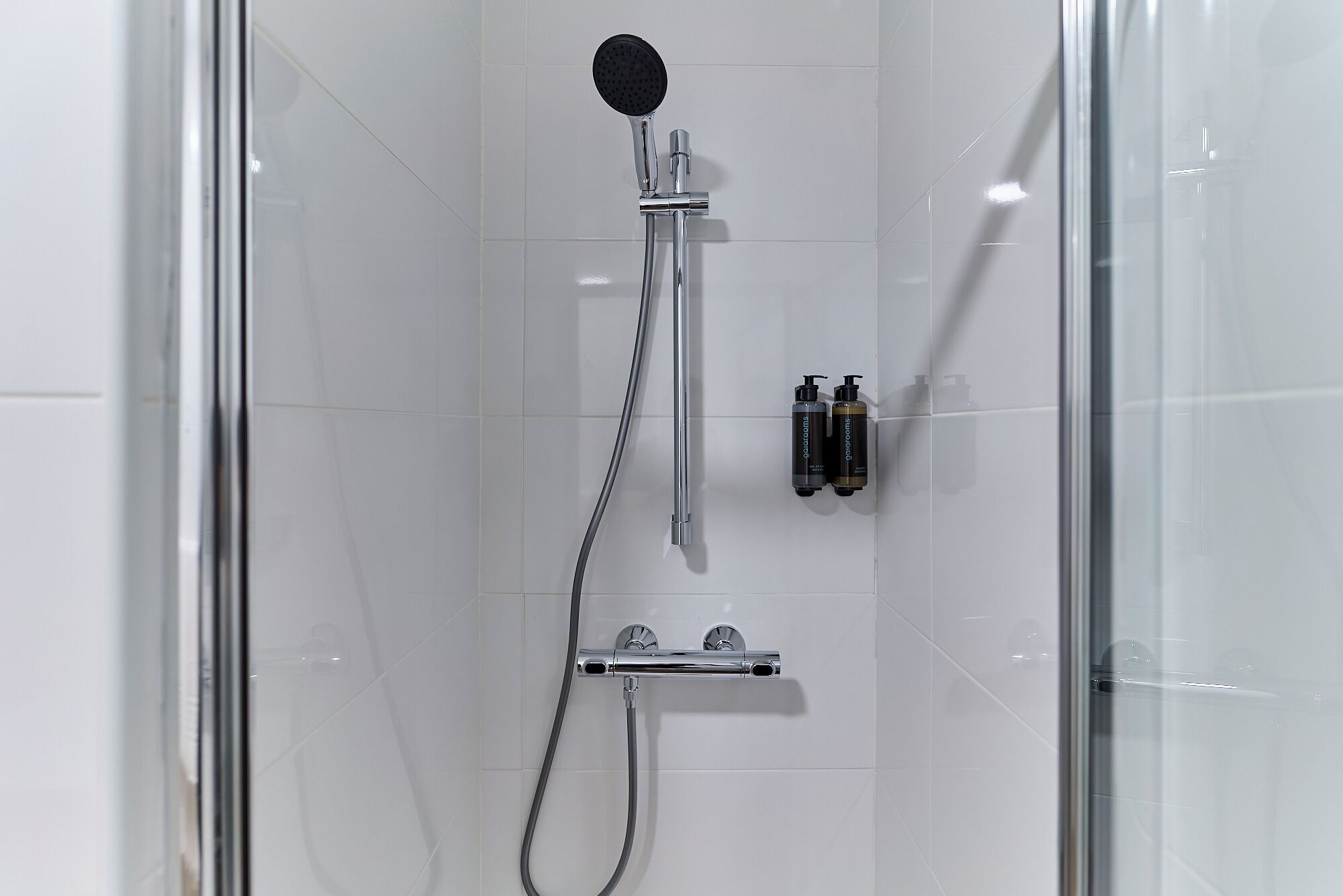 Economy studio | Badkamer | Een douche, een haardroger, handdoeken, zeep