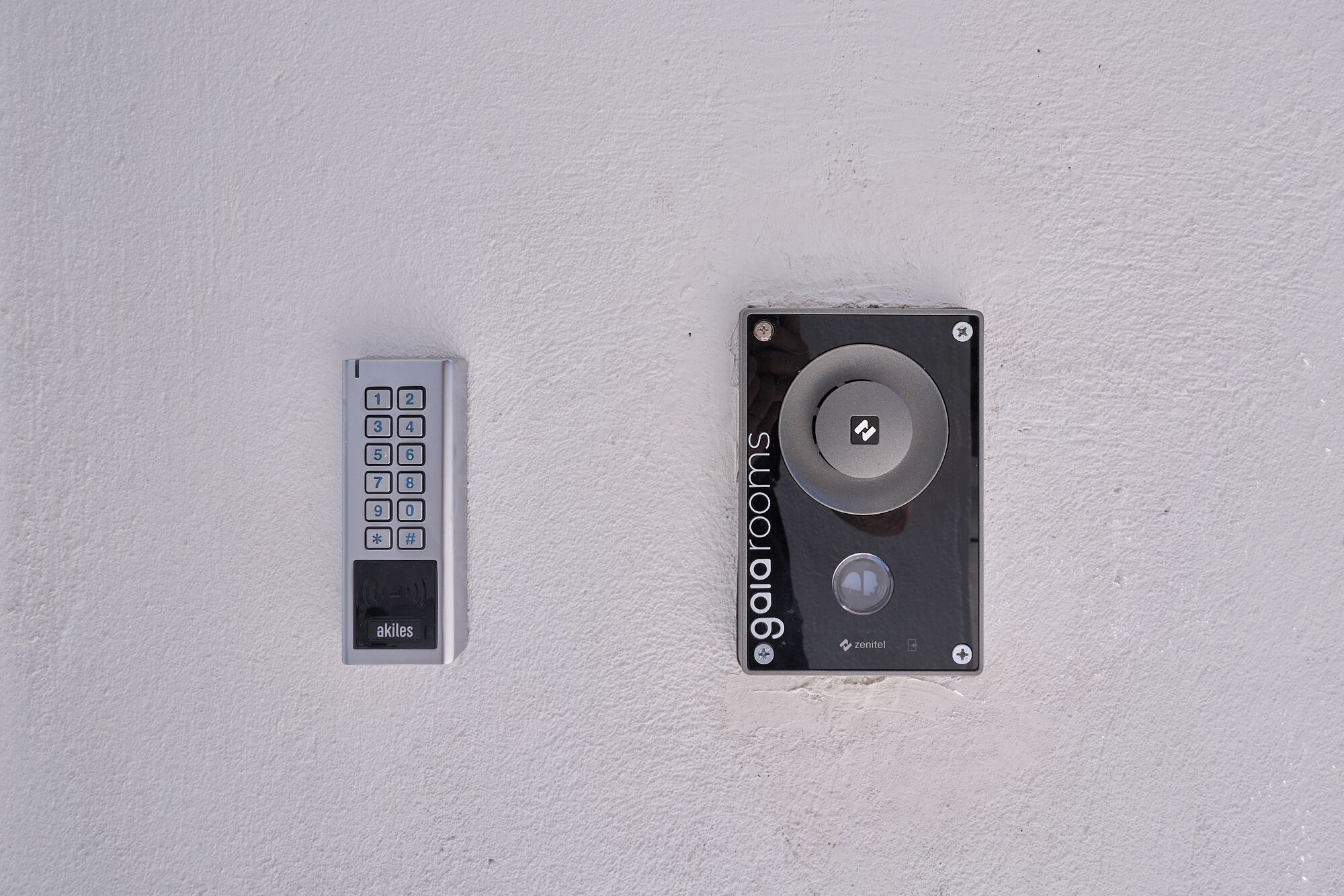 Un cerrojo instalado en la pared y un panel de control con teclado.
