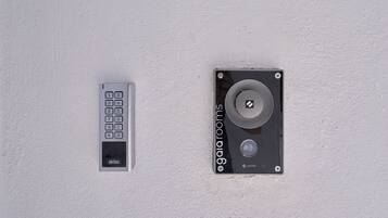 Un cerrojo instalado en la pared y un panel de control con teclado.