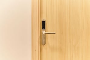 A wooden door with a modern electronic lock and a keyhole. - Apartamentos Alcorcón by gaiarooms  (Alcorcon)