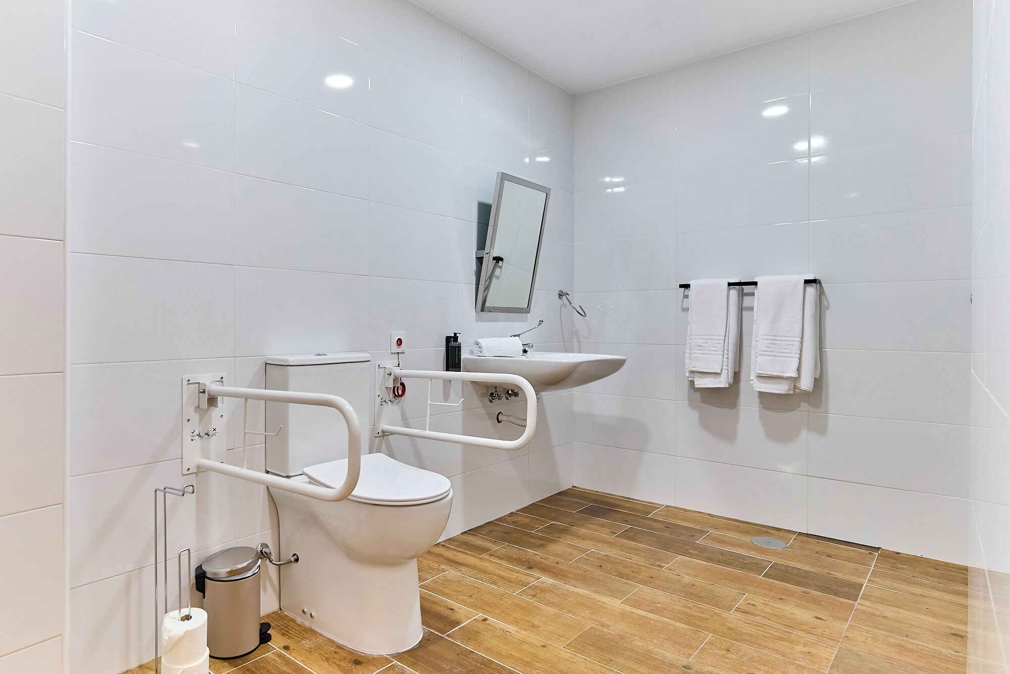 Estudio | Baño | Ducha, secador de pelo, toallas y jabón