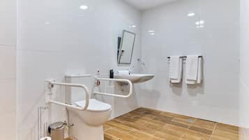 Estudio | Baño | Ducha, secador de pelo, toallas y jabón