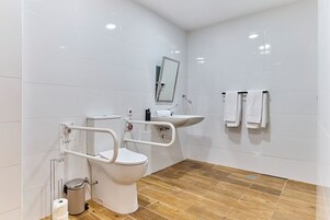 Studio | Bathroom | Shower, hair dryer, towels, soap