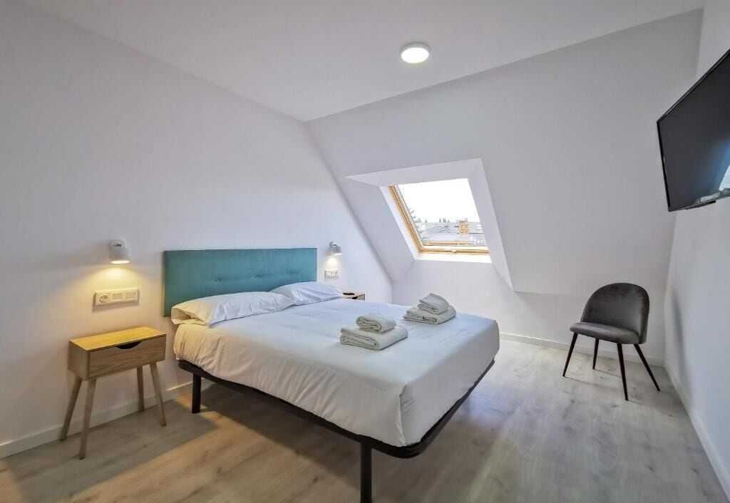 Luxe beddengoed, donzen dekbedden, een kluis op de kamer, een bureau
