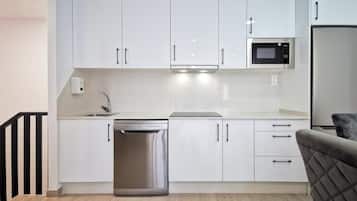 Réfrigérateur, micro-ondes, plaque de cuisson, cafetière/bouilloire