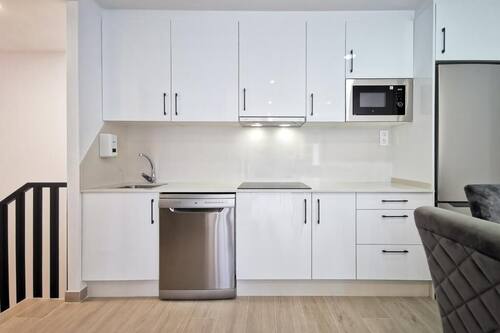 Kühlschrank, Mikrowelle, Herdplatte, Wasserkocher mit Kaffee-/Teezubehör