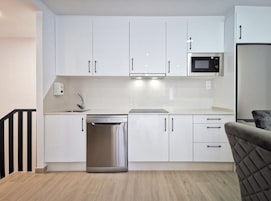 Cafeteira/chaleira, geladeira, micro-ondas, cooktop