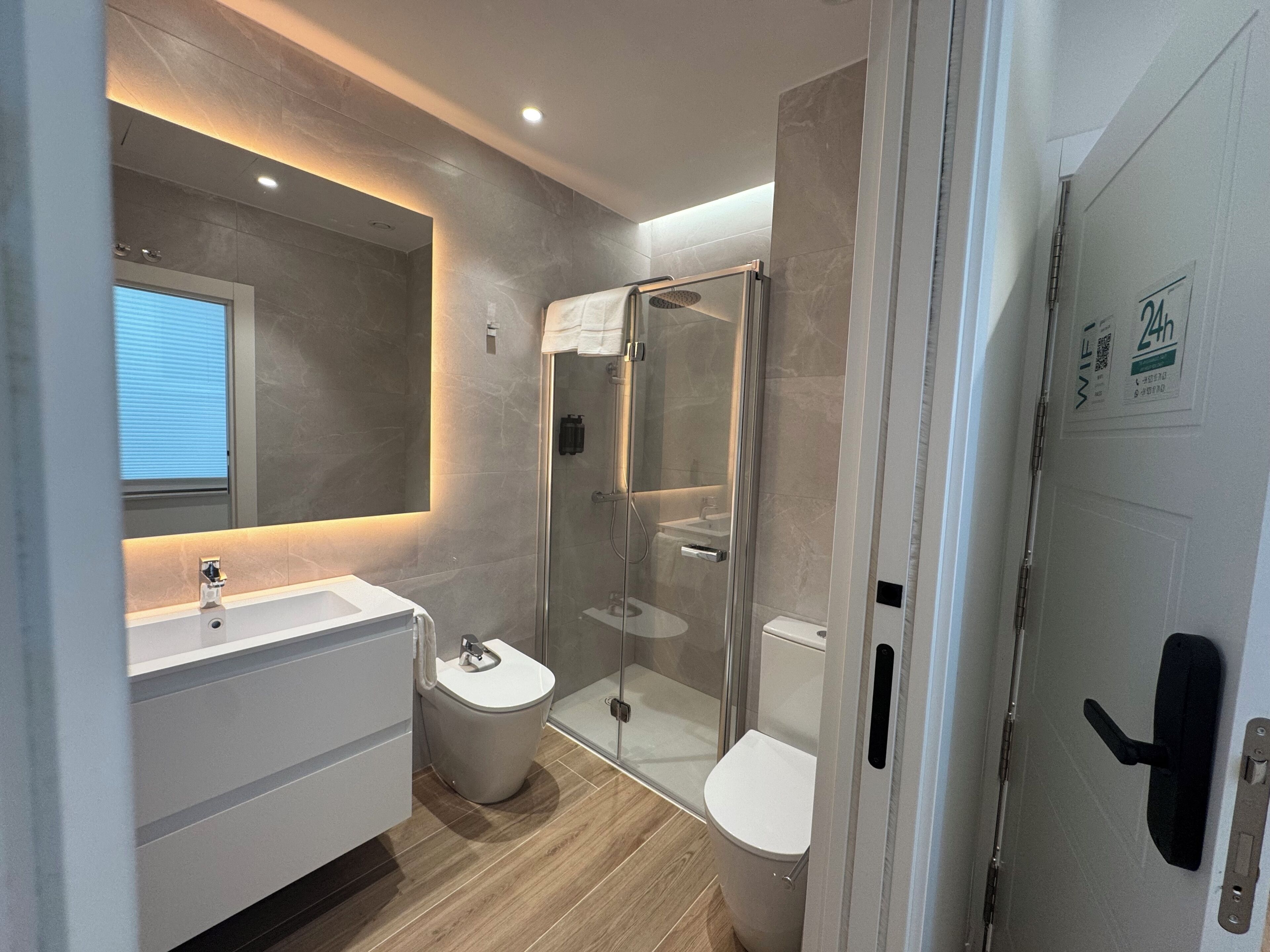Appartement | Badkamer | Een douche, een haardroger, handdoeken, zeep