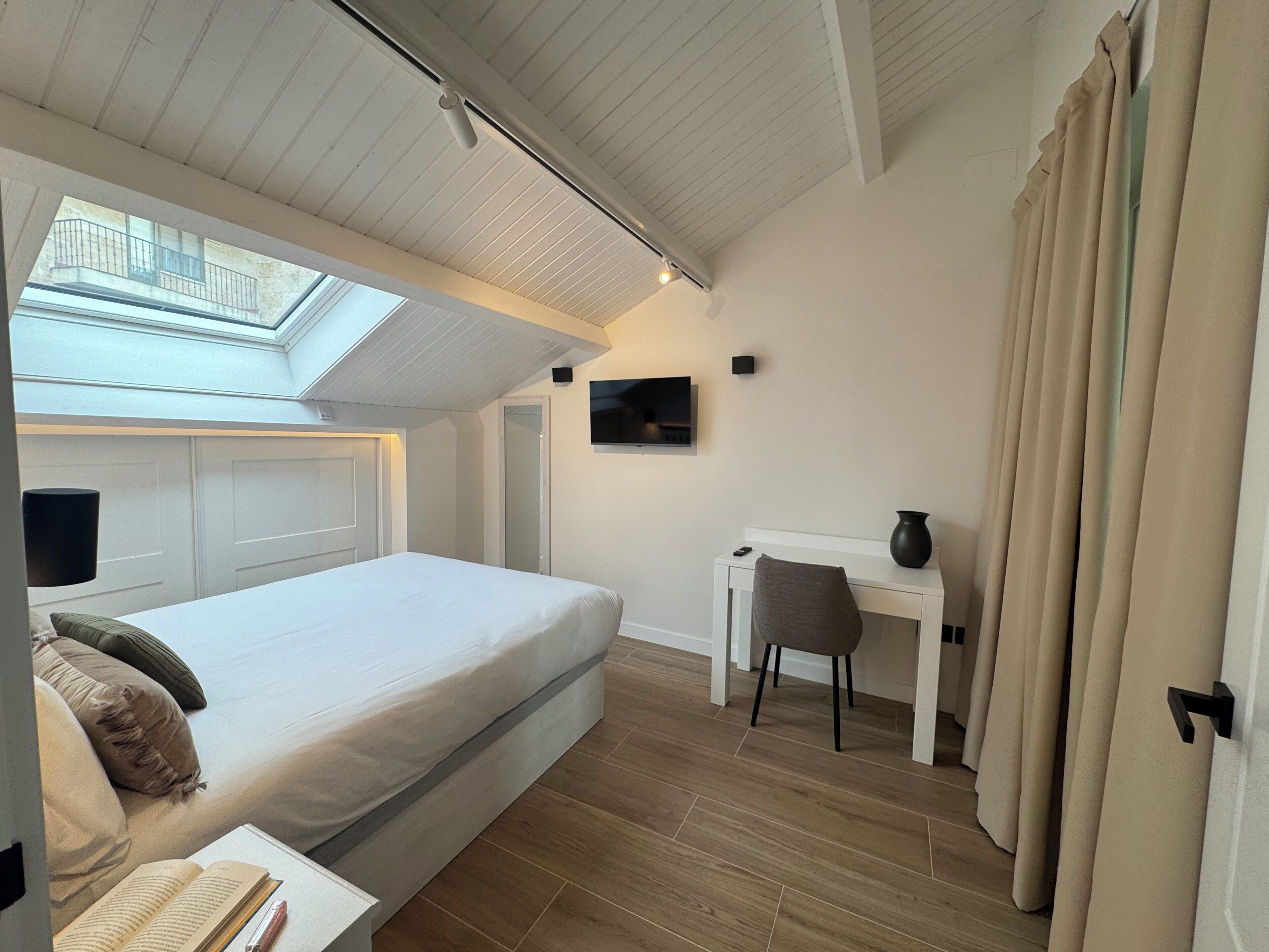 Penthouse, balkon, uitzicht op de stad | Luxe beddengoed, donsdekens, een bureau, verduisterende gordijnen