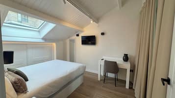 Penthouse, balkon, uitzicht op de stad | Luxe beddengoed, donsdekens, een bureau, verduisterende gordijnen