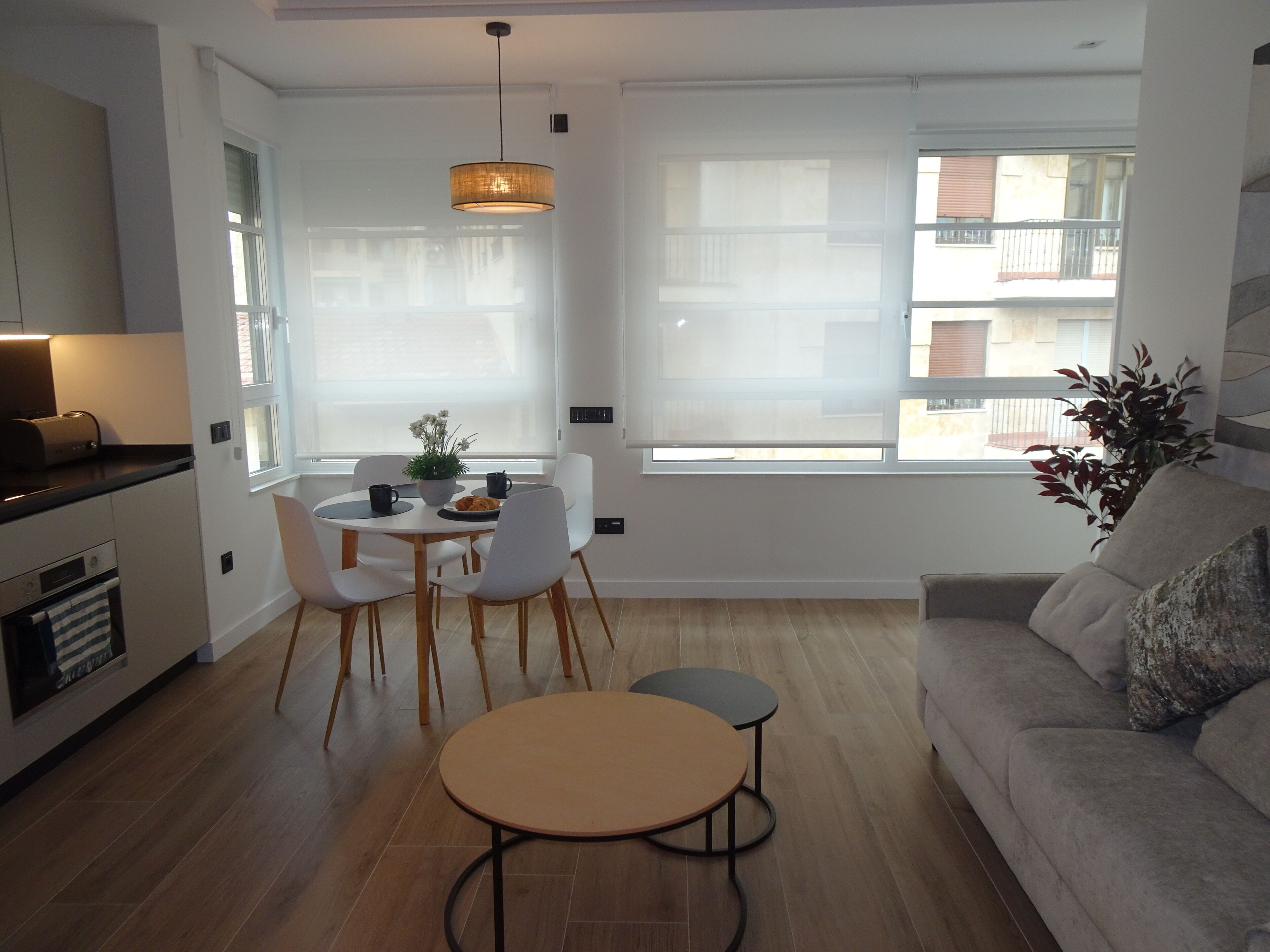 Superior-Apartment | Wohnbereich | 32-Zoll-Smart-TV mit Digitalempfang