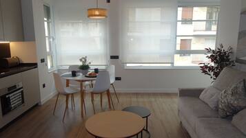 Superior-Apartment | Wohnbereich | 32-Zoll-Smart-TV mit Digitalempfang