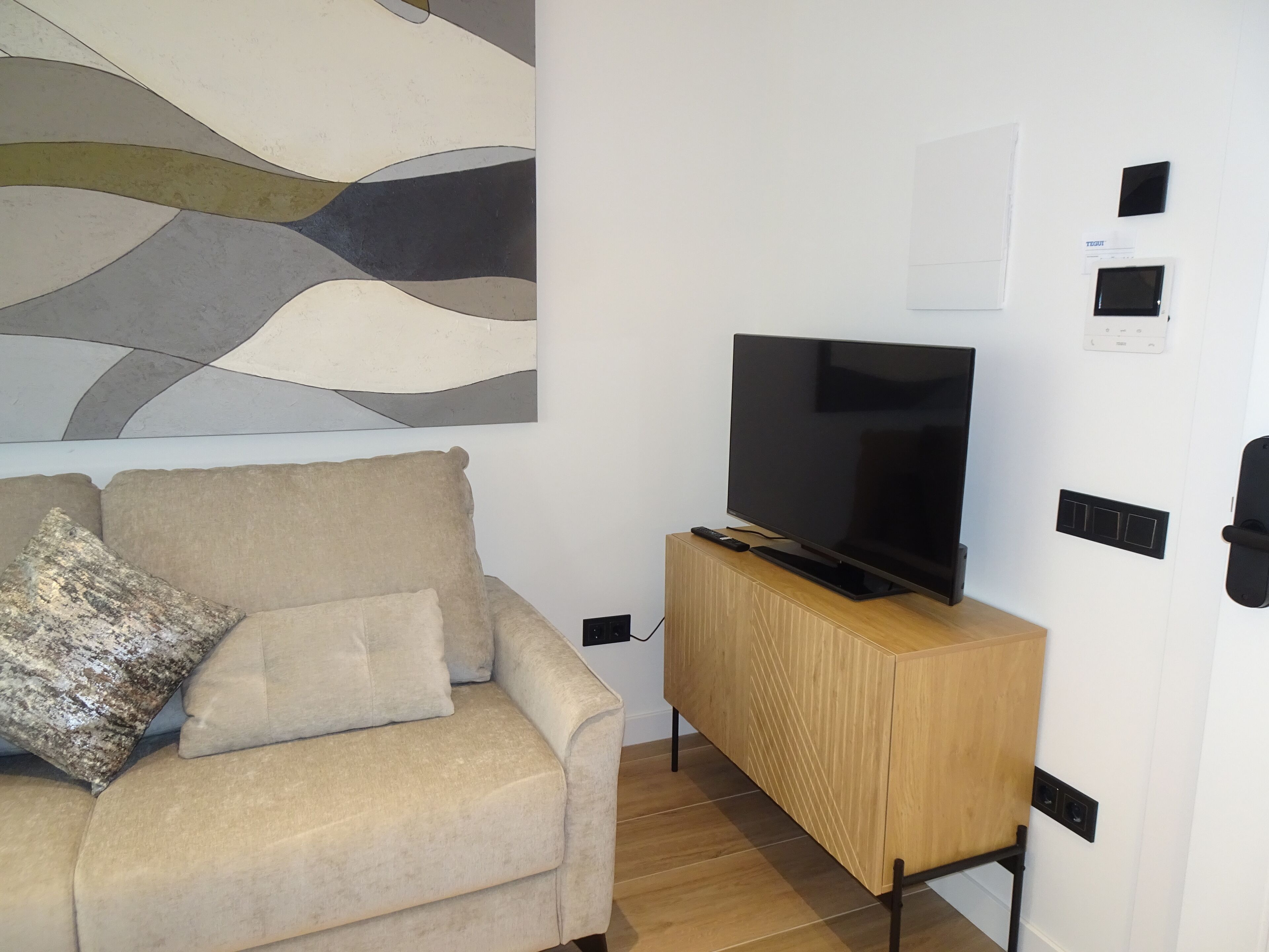 Apartament superior | Sala d'estar | Televisor intel·ligent de 32 polzades amb canals digitals 