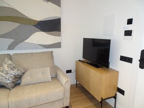 Apartamento superior | Zona de estar | Smart TV de 32 pulgadas con canales digitales