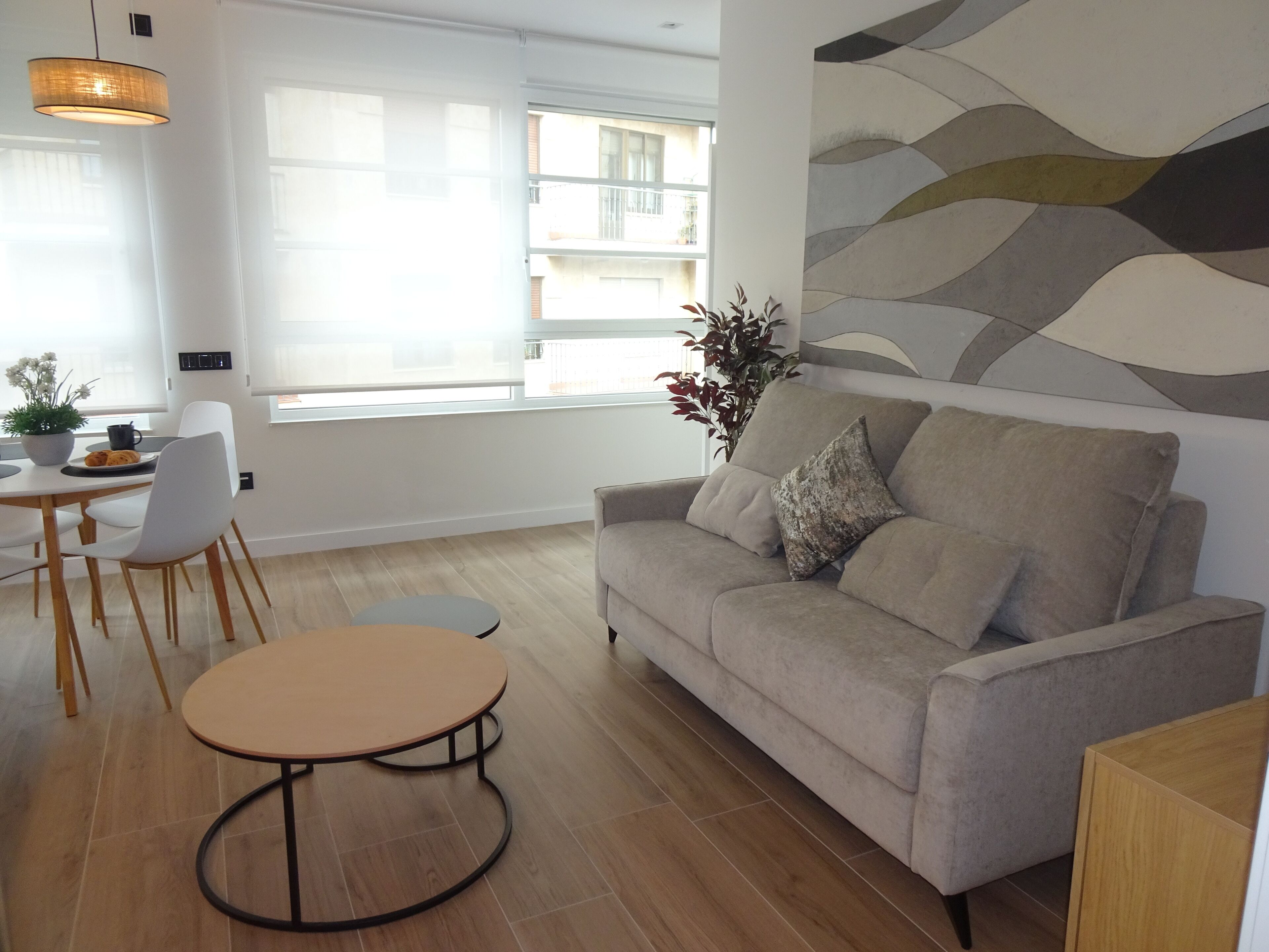 Apartamento superior | Zona de estar | Smart TV de 32 pulgadas con canales digitales