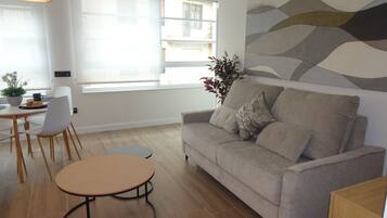 Apartamento superior | Zona de estar | Smart TV de 32 pulgadas con canales digitales