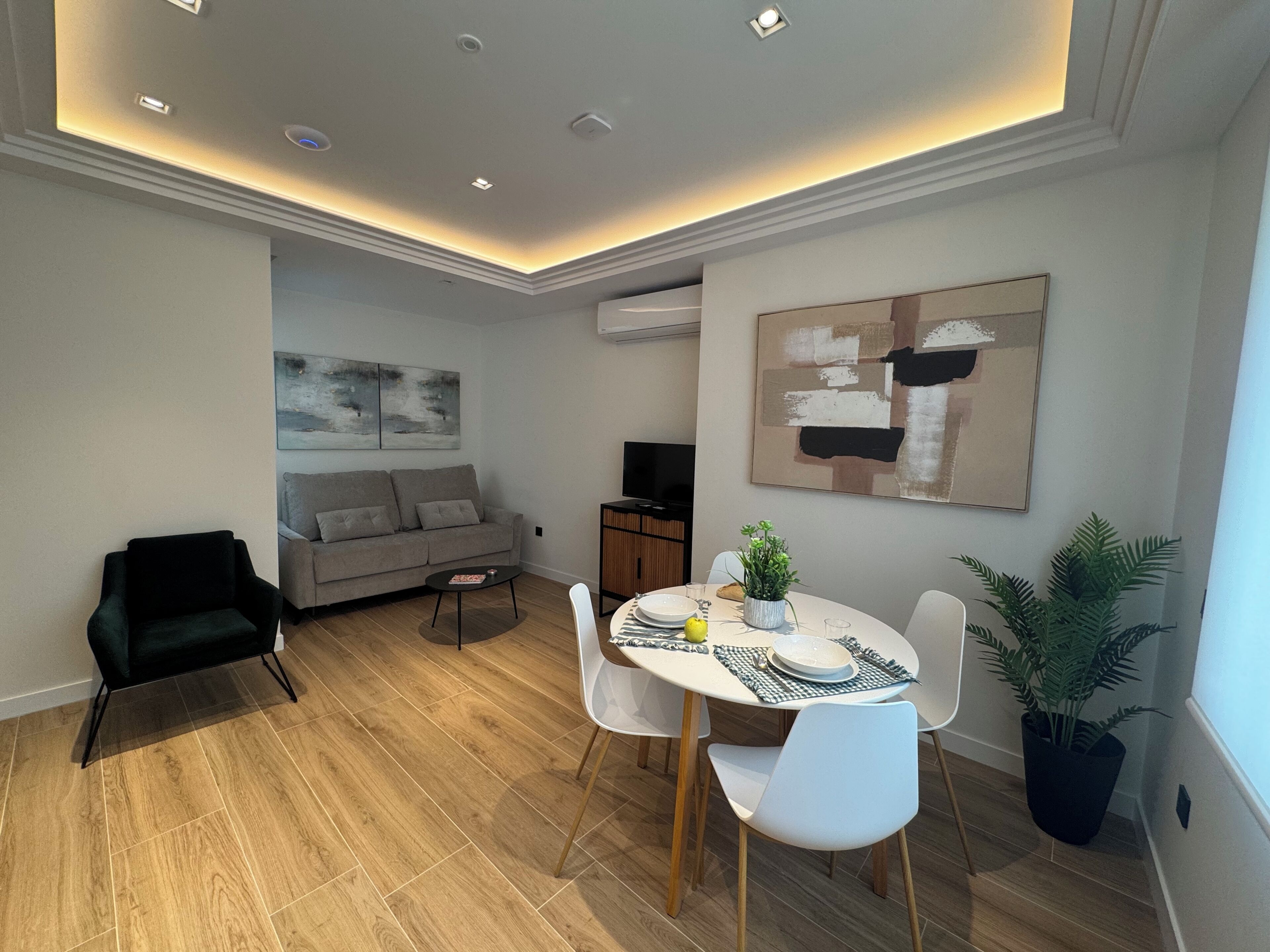 Apartament | Sala d'estar | Televisor intel·ligent de 32 polzades amb canals digitals 