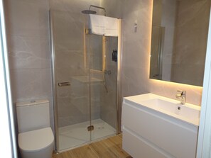 Appartamento Superior | Bagno | Doccia, asciugacapelli, asciugamani, sapone