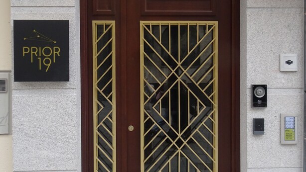 A double door with a number 19 sign above it, a 'PRIOR 19' sign to the left, and a doorbell and intercom system to the right. - Apartamentos Prior by gaiarooms (Salamanca)
