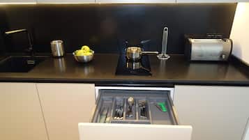Leilighet – superior | Eget kjøkken | Kjøleskap, mikrobølgeovn, kokeplater og kaffetrakter/tekoker