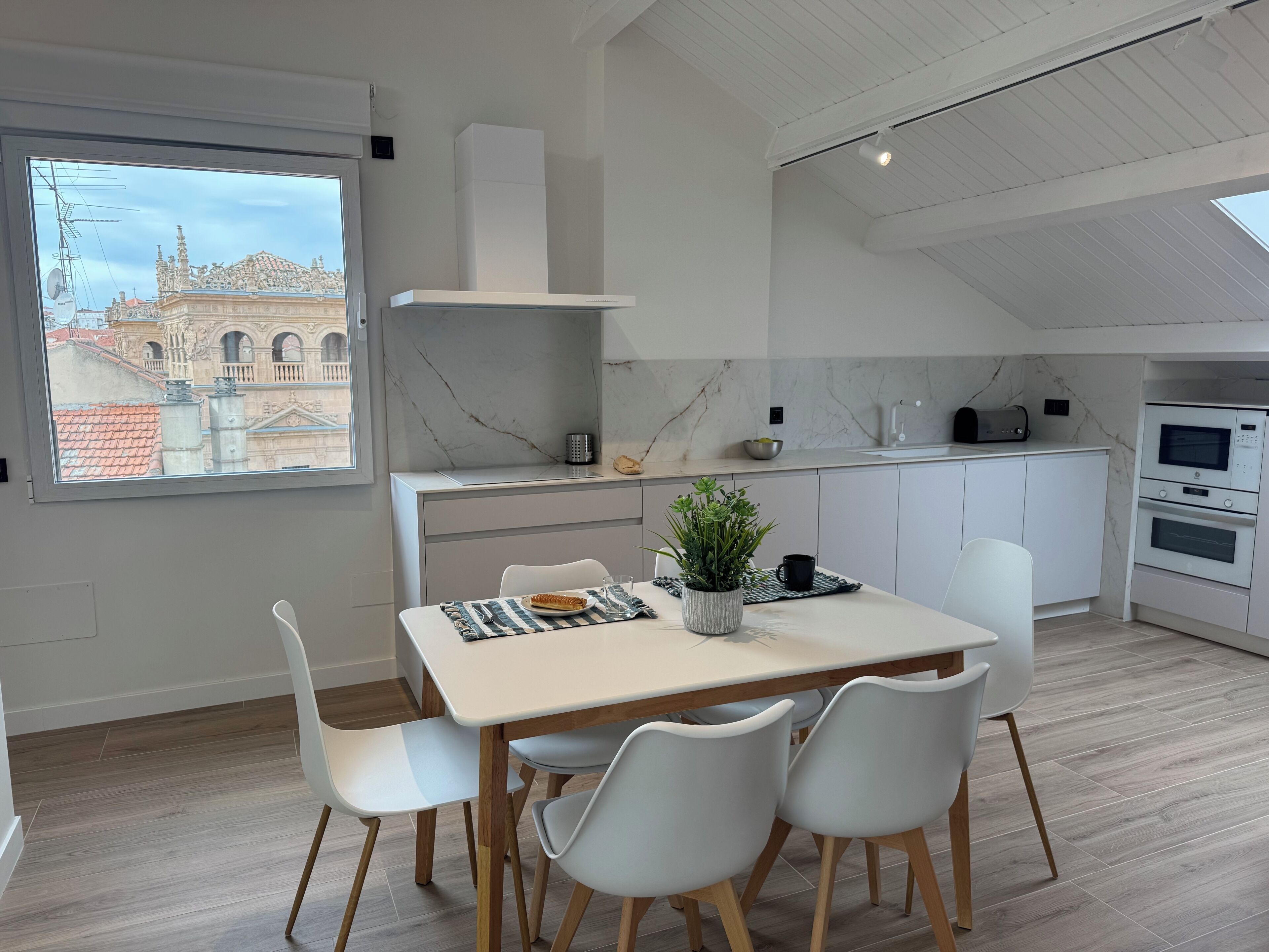 Penthouse, balcón, vista a la ciudad | Restaurantes
