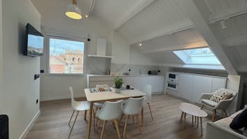Penthouse, balkon, uitzicht op de stad | Luxe beddengoed, donsdekens, een bureau, verduisterende gordijnen