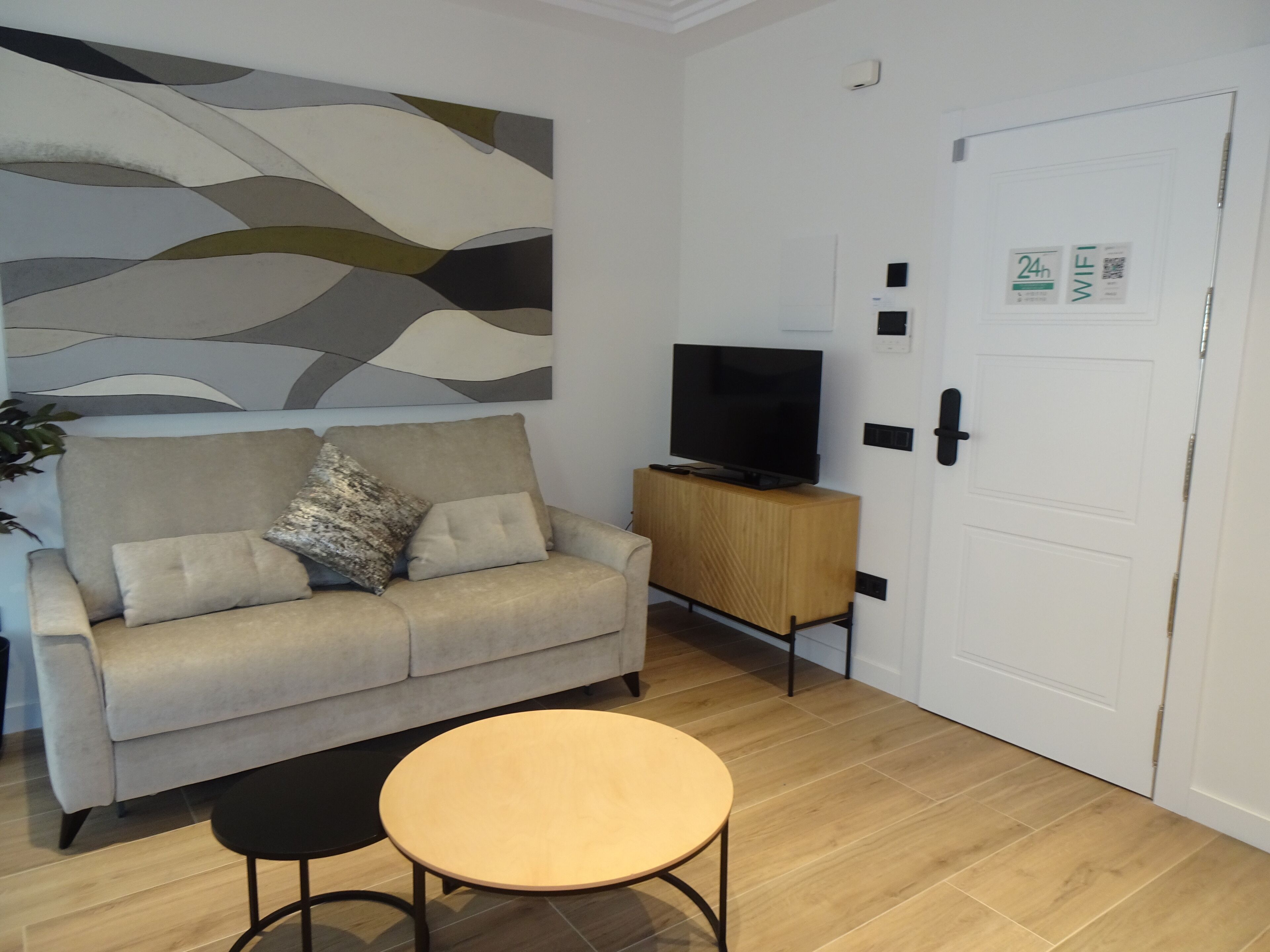 Superior appartement | Woonruimte | Een 32-inch smart-tv met digitale zenders