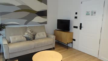 Superior appartement | Woonruimte | Een 32-inch smart-tv met digitale zenders