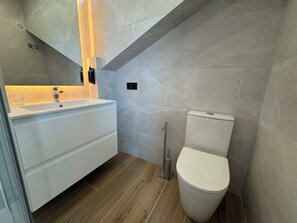 Attico, balcone, vista città | Bagno | Doccia, asciugacapelli, asciugamani, sapone