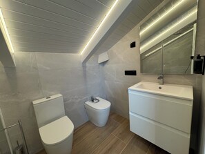Attico, balcone, vista città | Bagno | Doccia, asciugacapelli, asciugamani, sapone