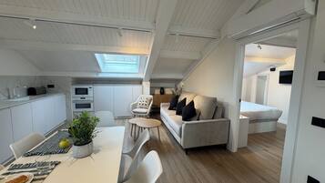 Penthouse, Balcony, City View | Interior