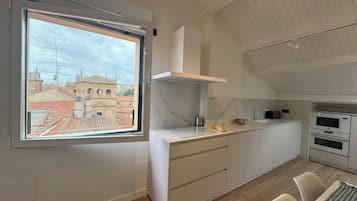 Loftsleilighet, balkong, byutsikt | Eget kjøkken | Kjøleskap, mikrobølgeovn, kokeplater og kaffetrakter/tekoker