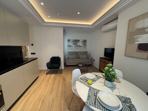 Apartment | Wohnbereich | 32-Zoll-Smart-TV mit Digitalempfang