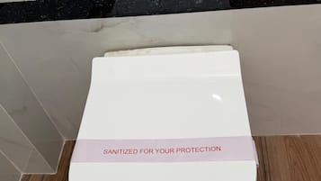 Superior Double Room, Balcony, Park View | Bathroom