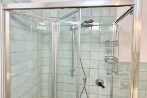 Shower, bidet, towels - SE236 - Senigallia, four-room apartment with private courtyard (Senigallia)