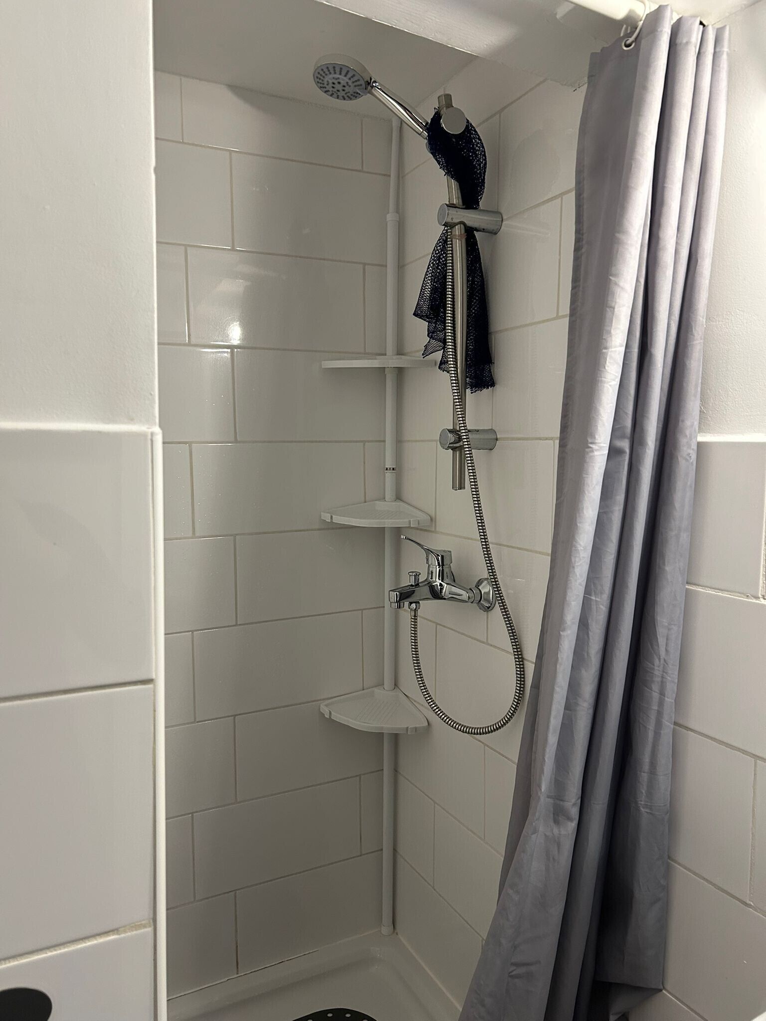 Dusj, hårføner og håndklær