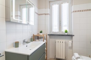 Shower - “Non Per Caso” – Elegant Design & Private Parking (Lucca)