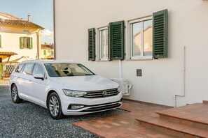 Property grounds - “Non Per Caso” – Elegant Design & Private Parking (Lucca)