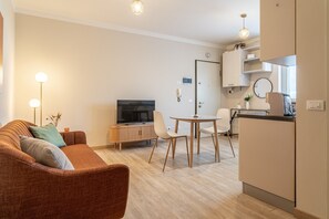 TV - “Non Per Caso” – Elegant Design & Private Parking (Lucca)