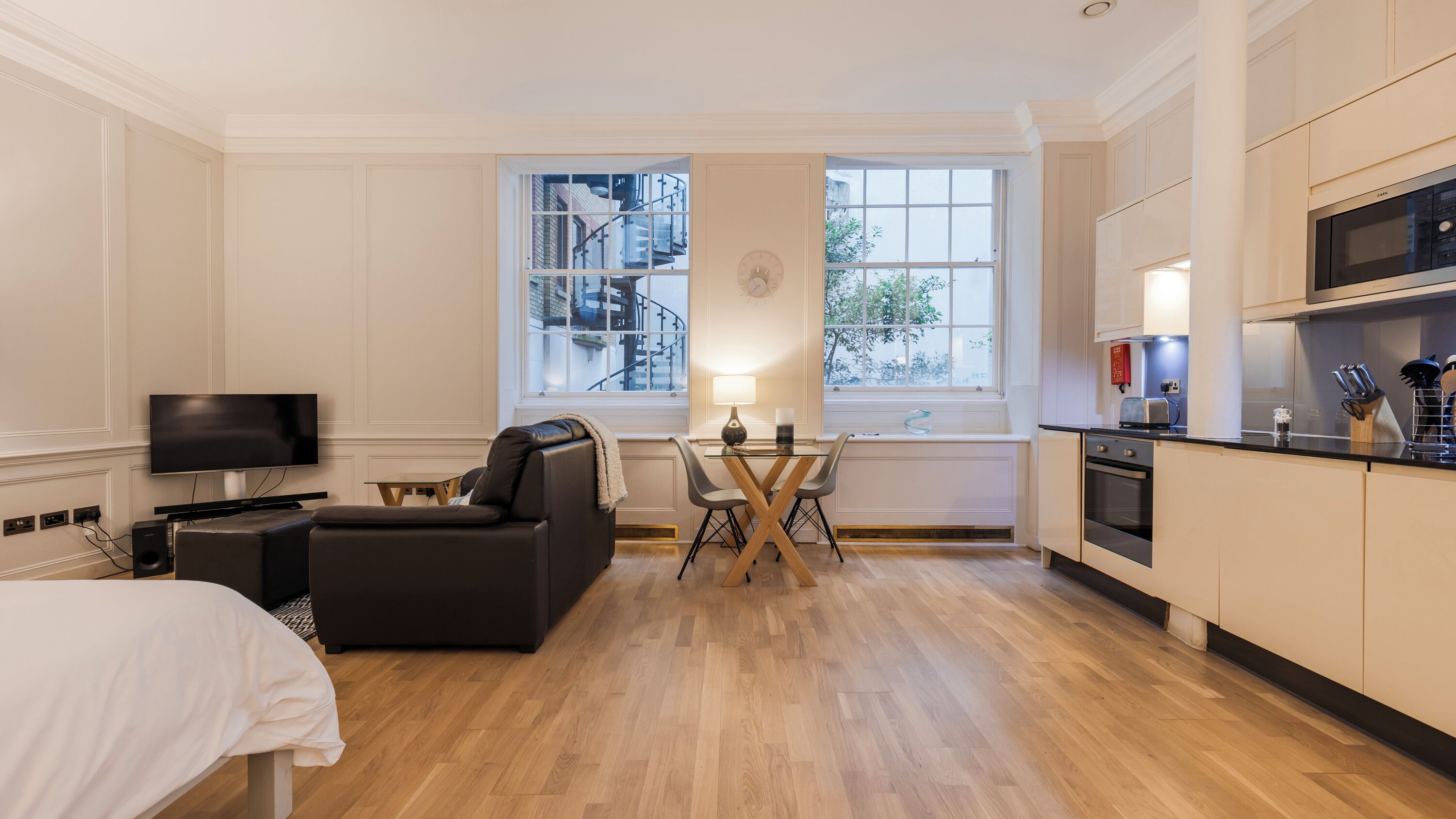 Deluxe Studio | In-room safe, iron/ironing board, free WiFi
