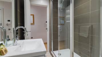 Deluxe Apartment | Bathroom | Shower, hair dryer, towels, soap