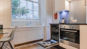 Deluxe-studiolejlighed | Privat køkken | Minikøleskab, mikrobølgeovn, ovn, kogeplade